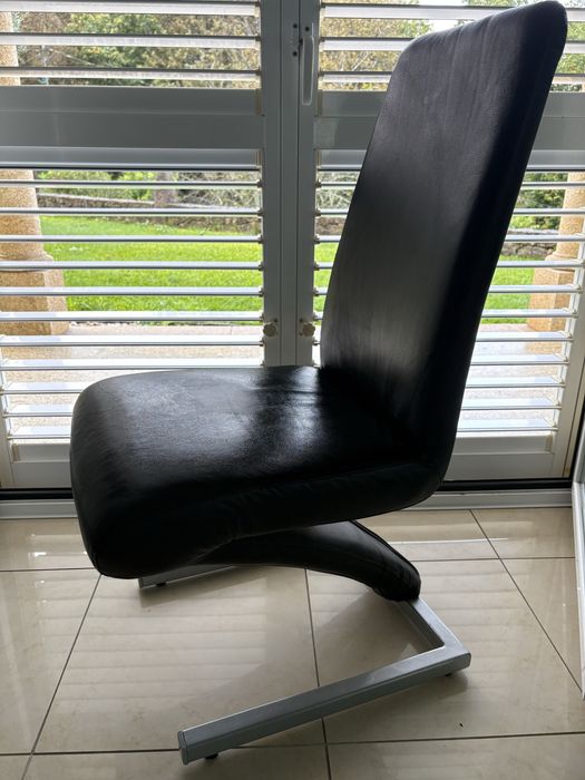 6 cadeiras em pele preta