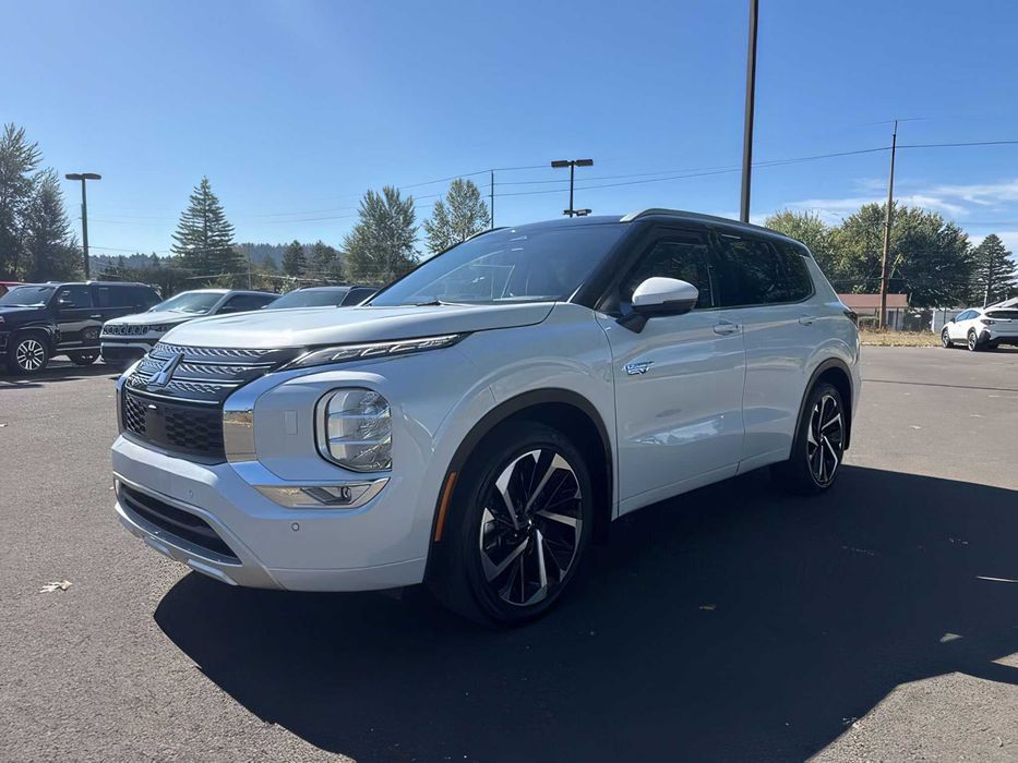 Mitsubishi Outlander      2023