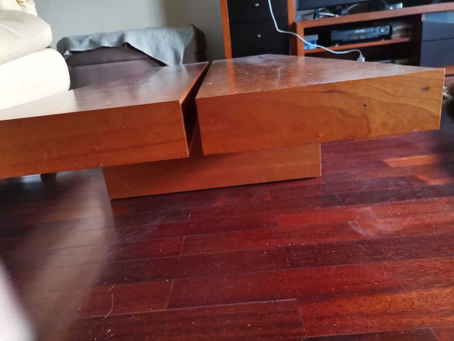 Mesas de sala (grande e pequena) em madeira maciça (como novas)