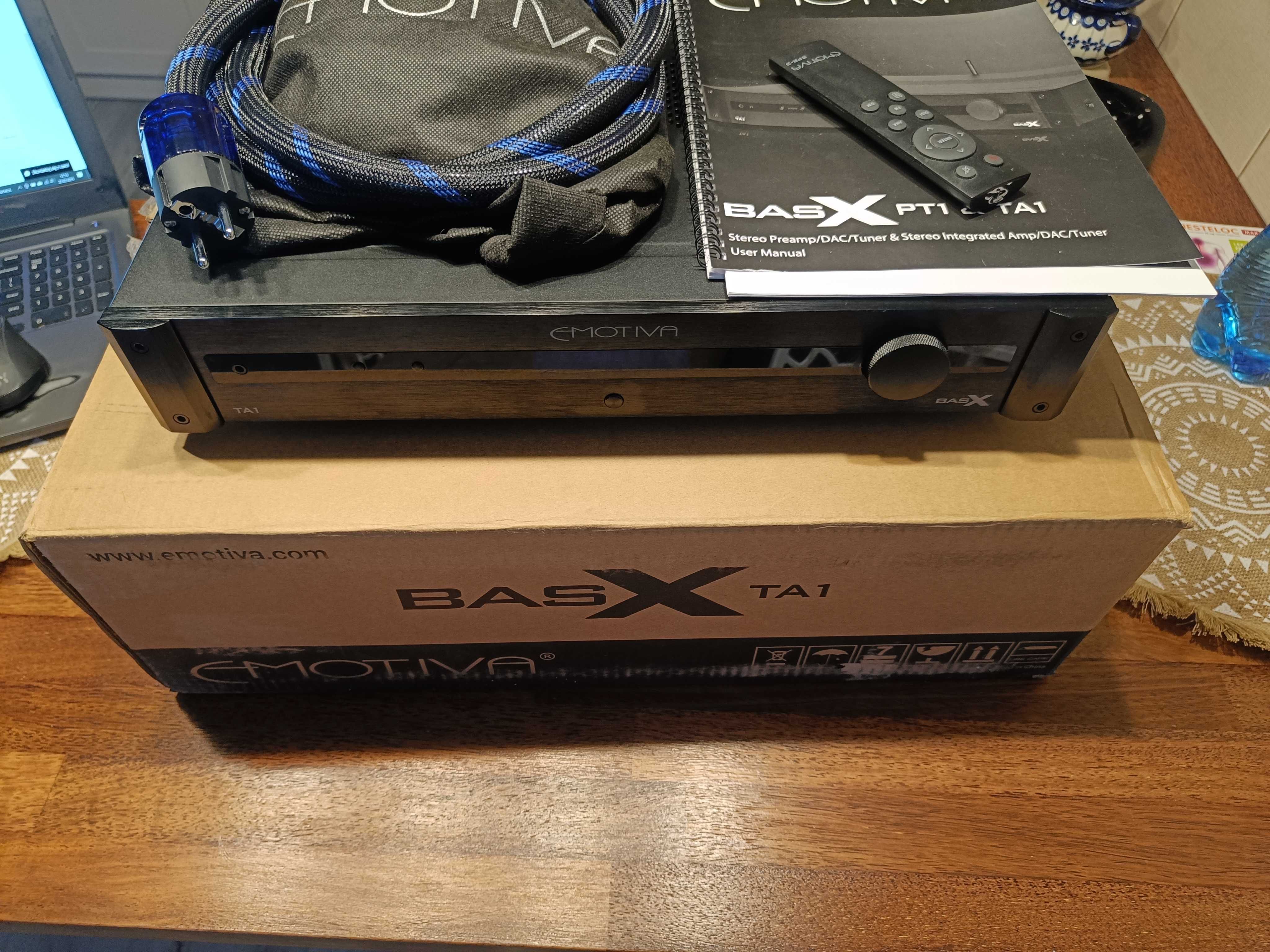Wzmacniasz stereo EMOTIVABassX TA1 z solidnym kablem.