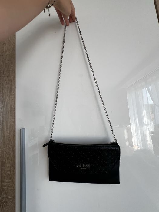 Torba torebka GUESS czarna kopertówka mala na łańcuszku ładna
