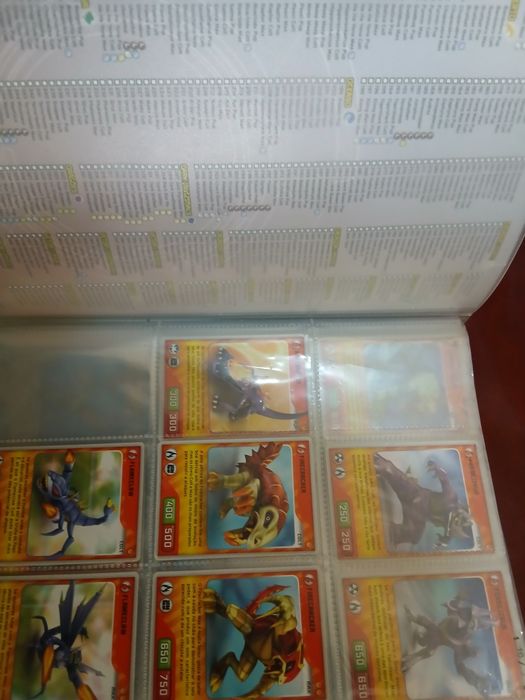 Caderneta Invizimals incompleta