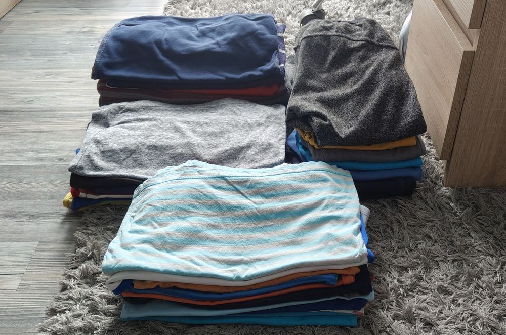 Duża paka ubrań na podwórko