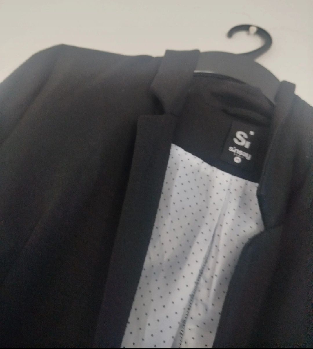 Czarna marynarka piękna elegancka
