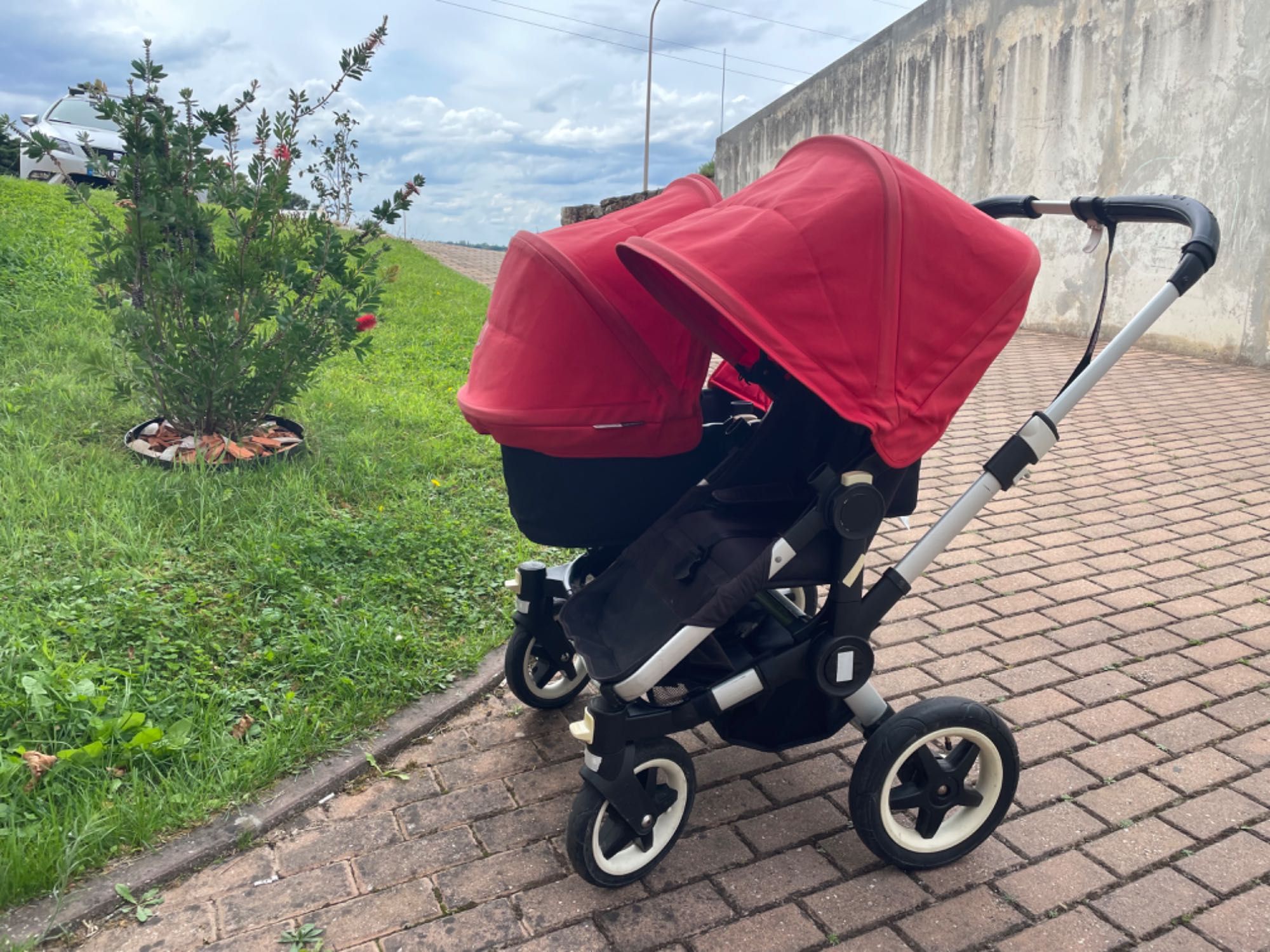 Carrinho de bebê gêmeos marca Bugaboo