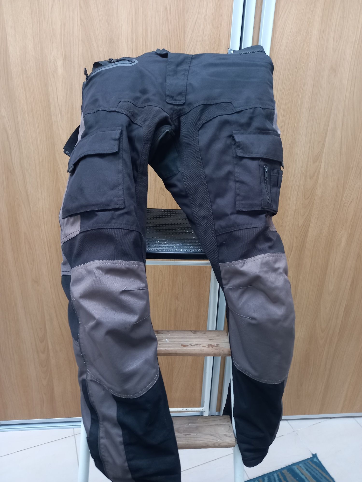 Calças de moto com resguardos