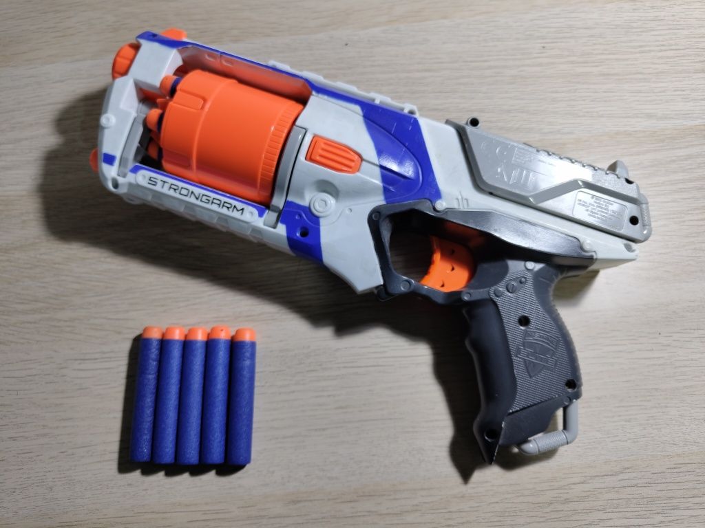 NERF Elite STRONGARM + 11 balas