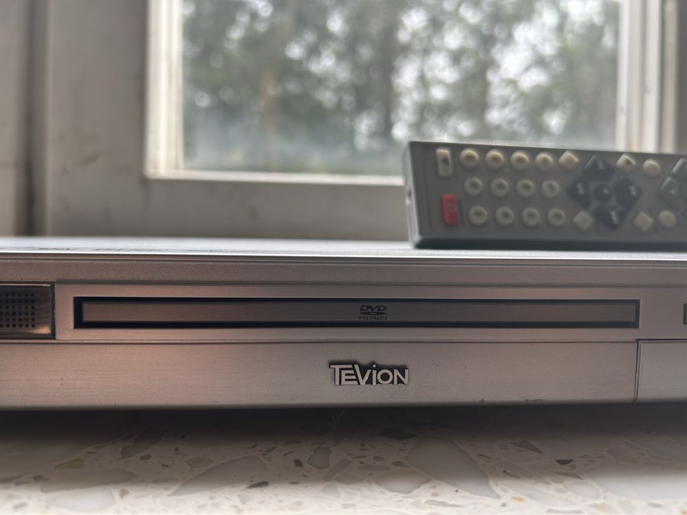 TEVION DVD 7000 z oryginalnym pilotem – klasyk połowy lat 2000