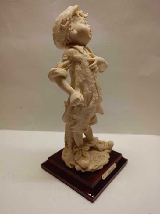 G. Armani ,sygnowana figura ,, Śpiewak" mahoń Capodimonte-sygnowana