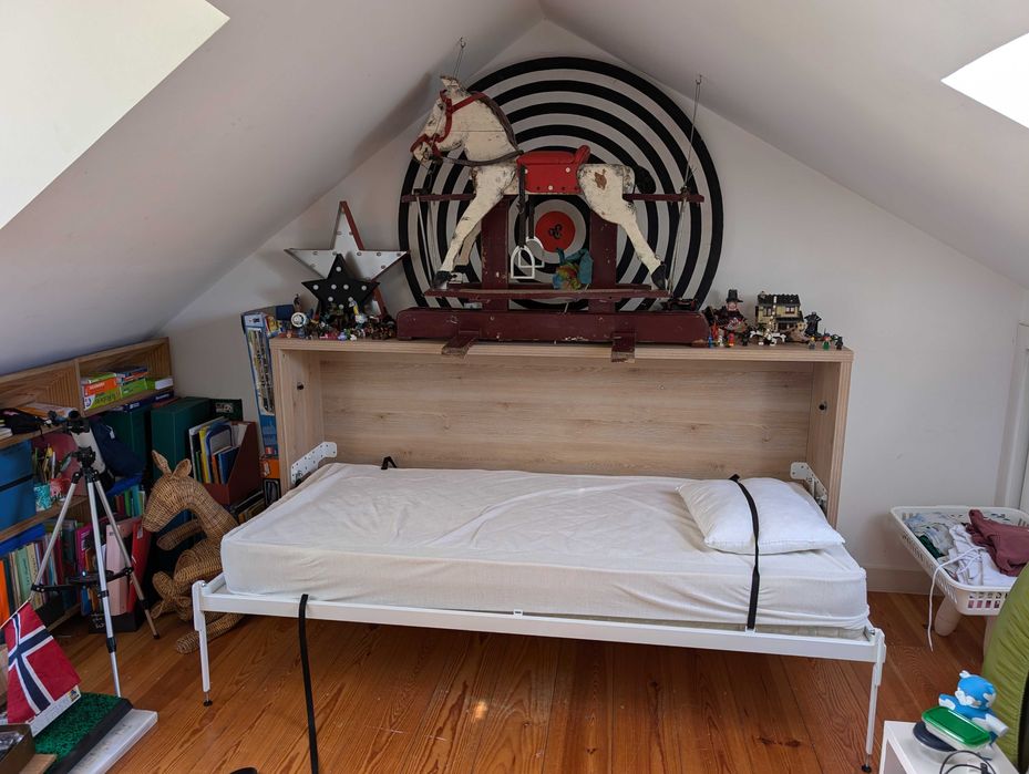 Cama Individual Rebatível de Móvel de Parede em Óptimo Estado