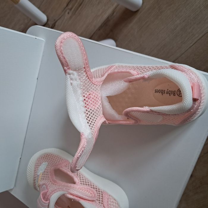 Nowe kapcie/sandały r. 21 do żłobka