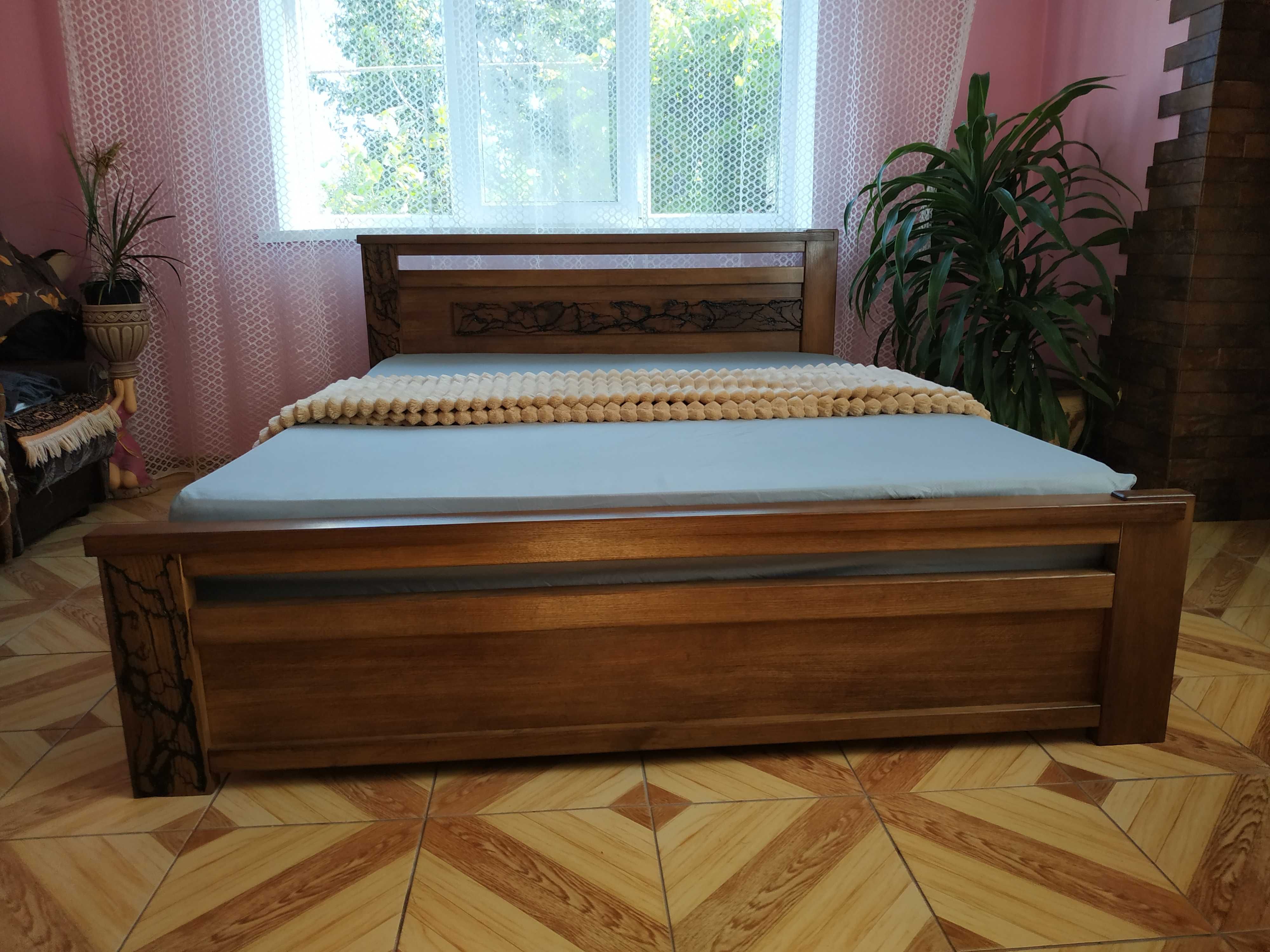 Ліжка дубові двохспальні. Столик журнальний дубовий