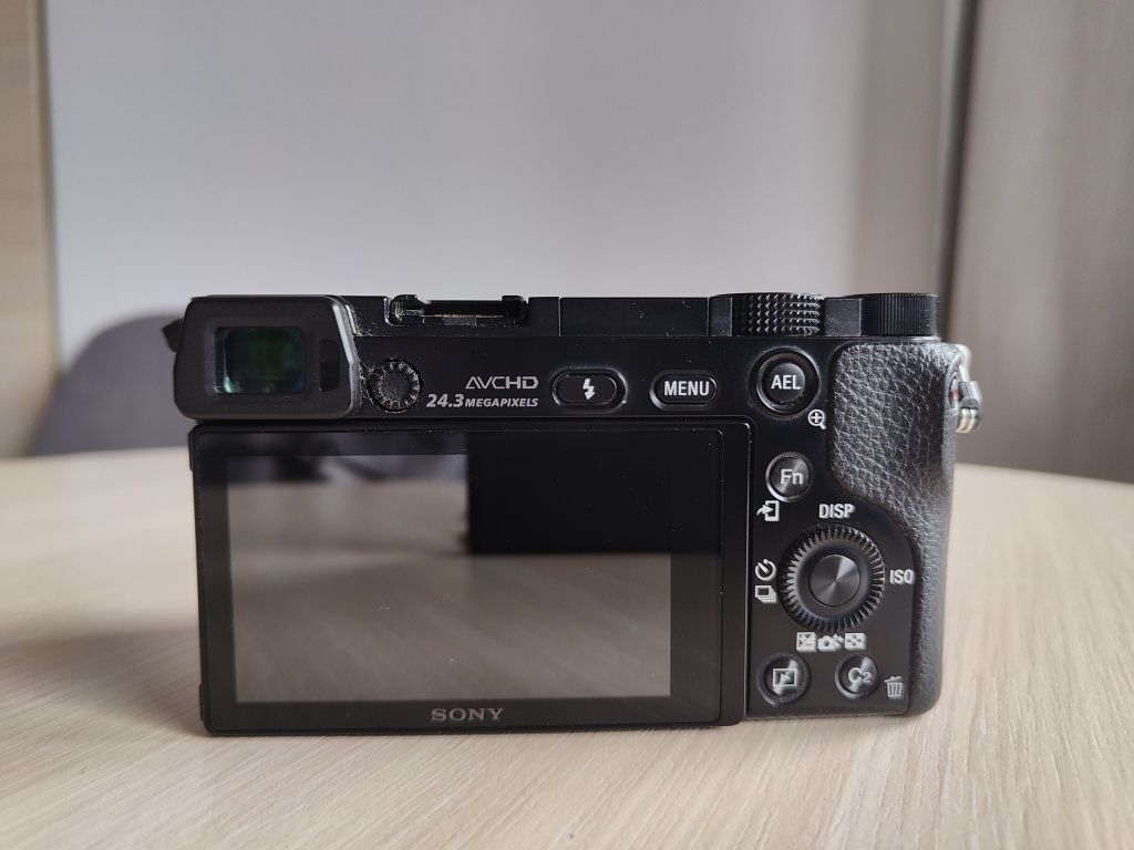 Aparat SONY Alpha a6000 + Obiektyw 16-50mm + futerał + Karta SDXC 64GB