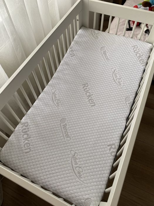 Łóżeczko Pinio dziecięce białe z materacem pościelą i karuzelą