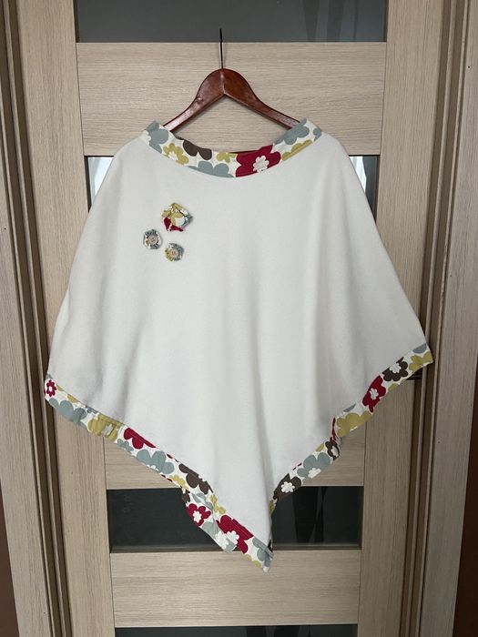 Тепле біле флісове пончо.