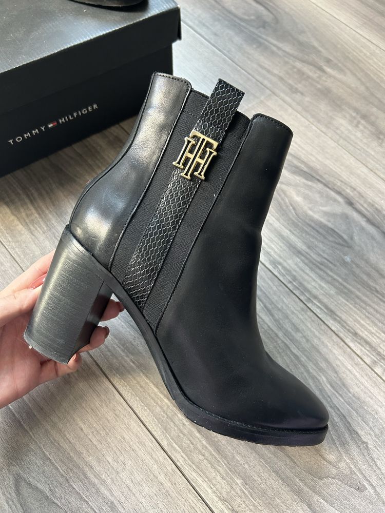 Czarne botki na słupku Hilfiger