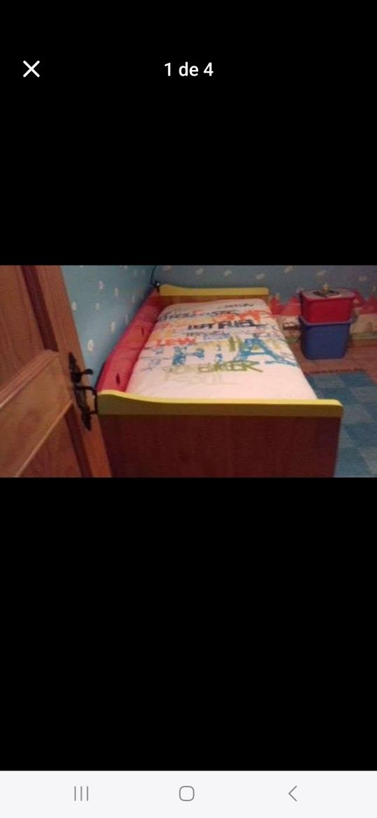 Cama de madeira vermelha e amarela..