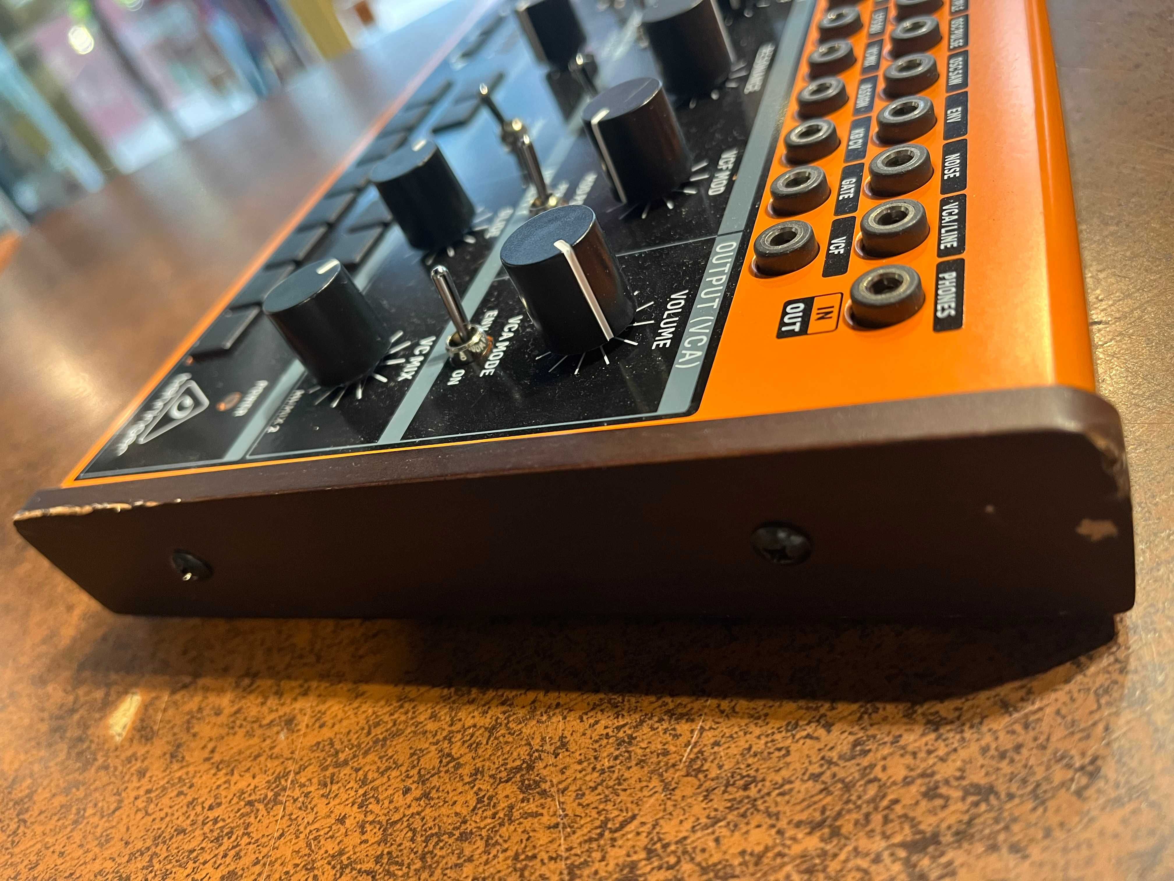 Semi-modularny syntezator analogowy Behringer Crave