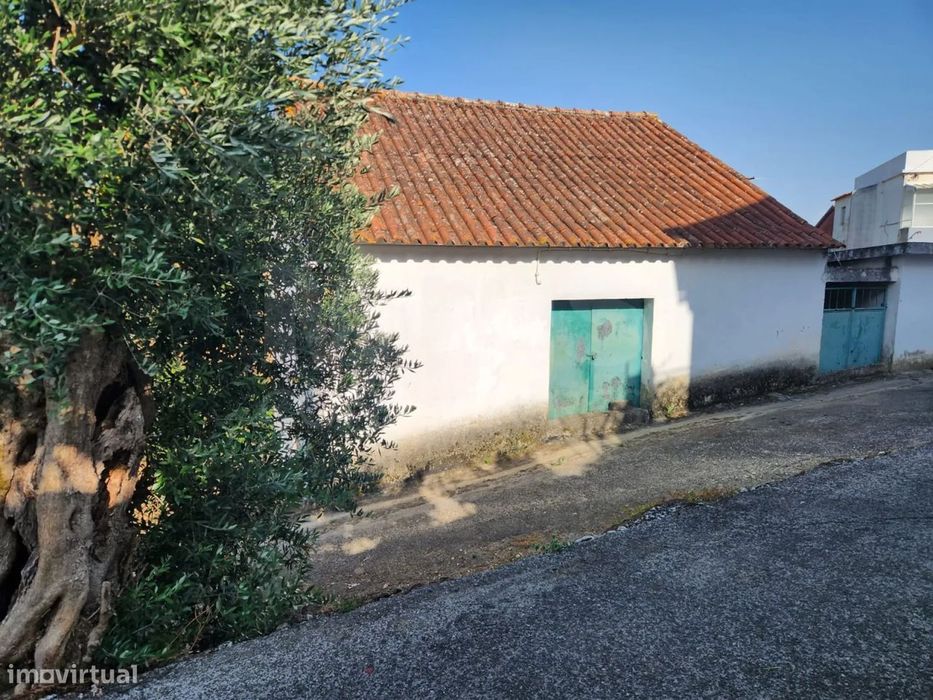 Armazém com Terreno e Vista de Campo em Vila Chã