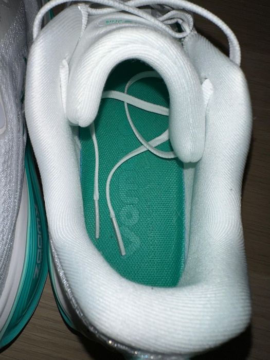 Nike Vomero Plus (Running) - NOVAS - 42