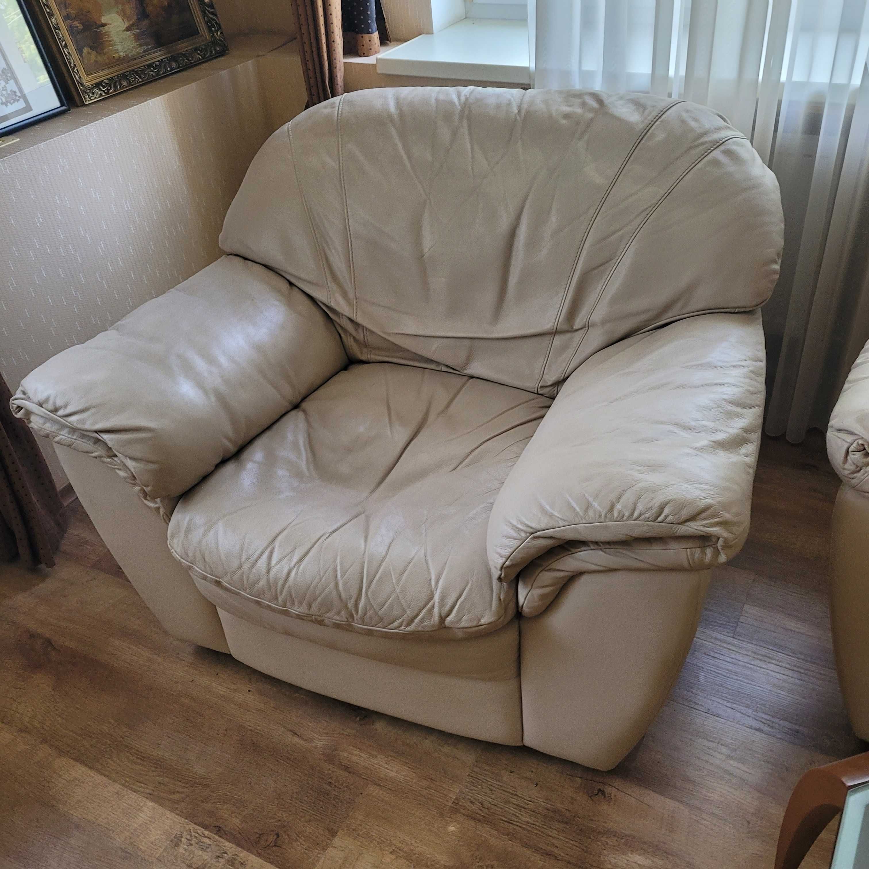 Диван кожаный Natuzzi + два кресла + журнальный столик.