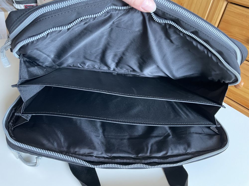 Czrna torba na laptopa