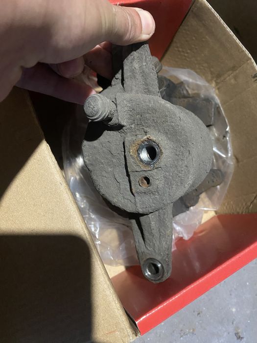 Супорт передний Toyota avensis t25