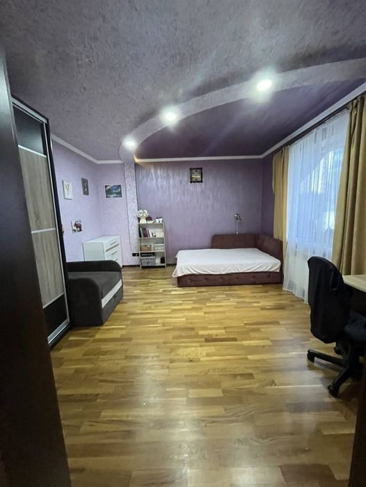 Продам житловий будинок в м. Радехів.