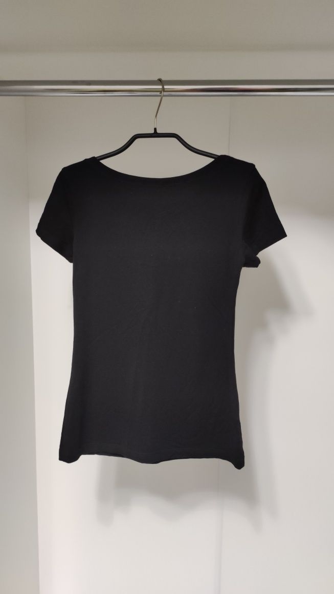 Жіночі футболки: Reserved(нова), вишита(б/у в ідеальному стані)