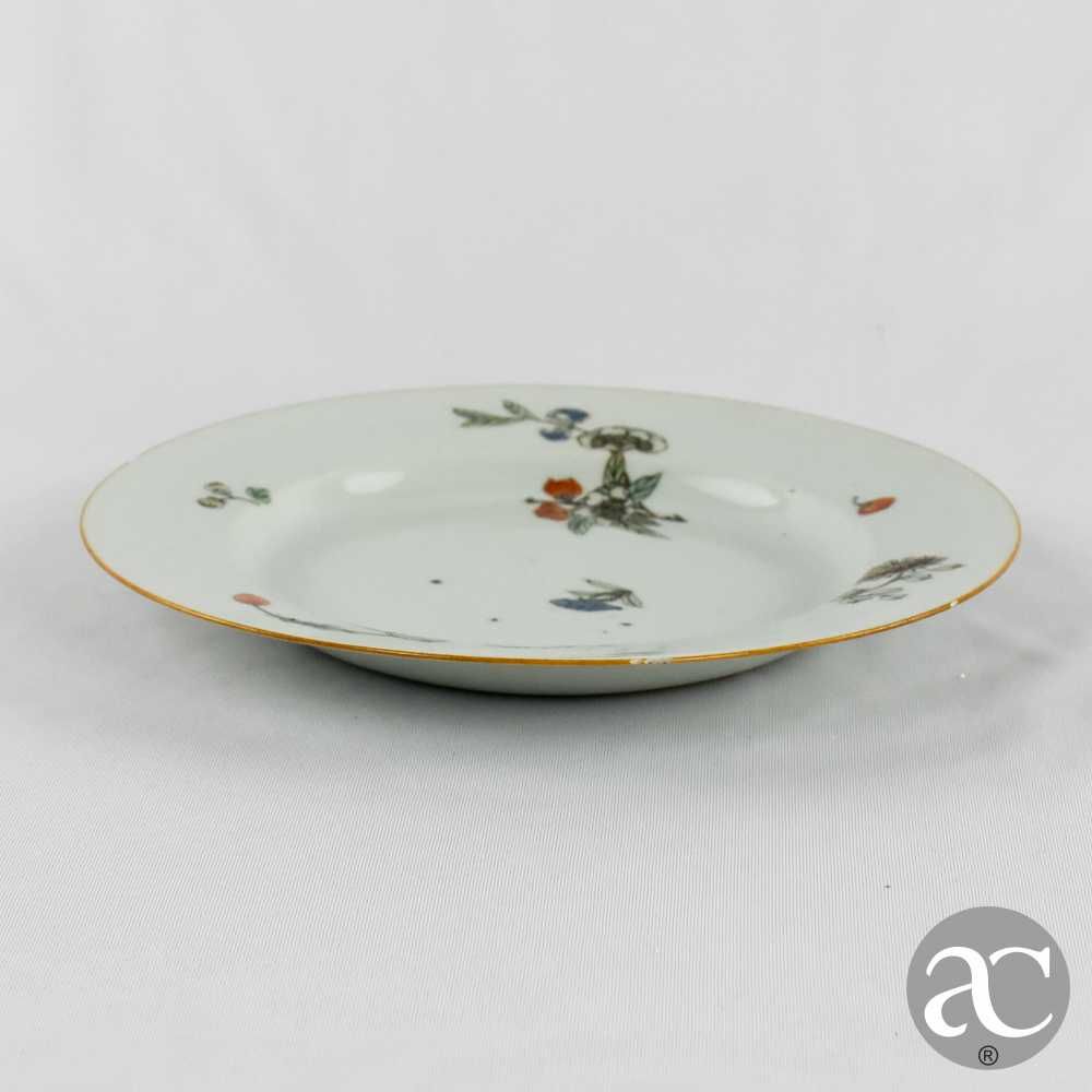 Prato porcelana da China período Yongzheng séc. XVIII, flores e inseto