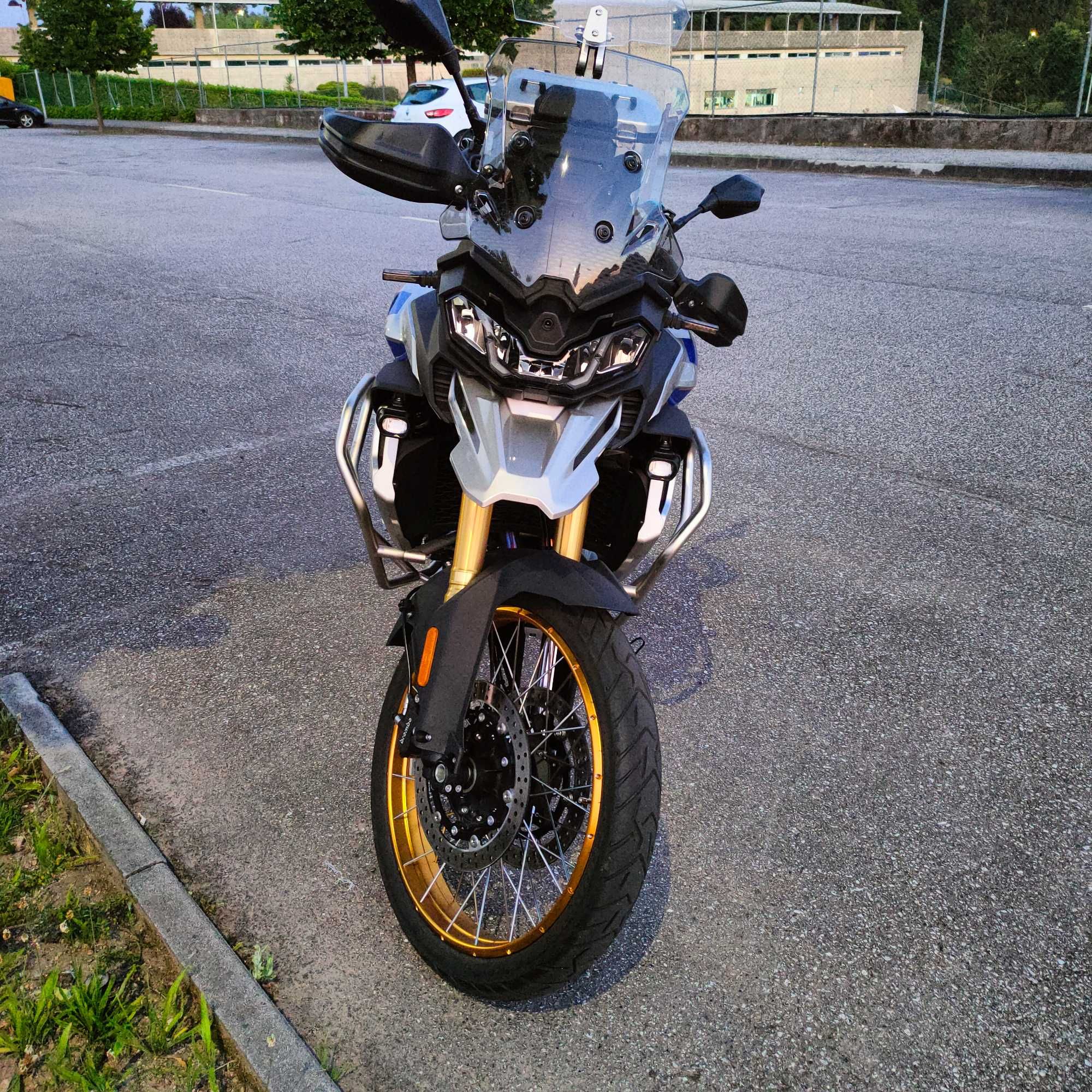 Voge 900 DSX como nova