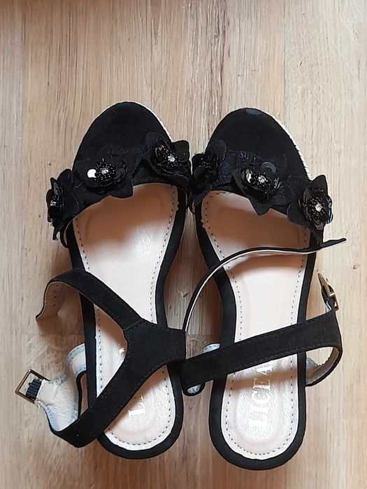 Damskie sandały czarne na koturnie, kwiaty na pasku. Nowe rozmiar 39