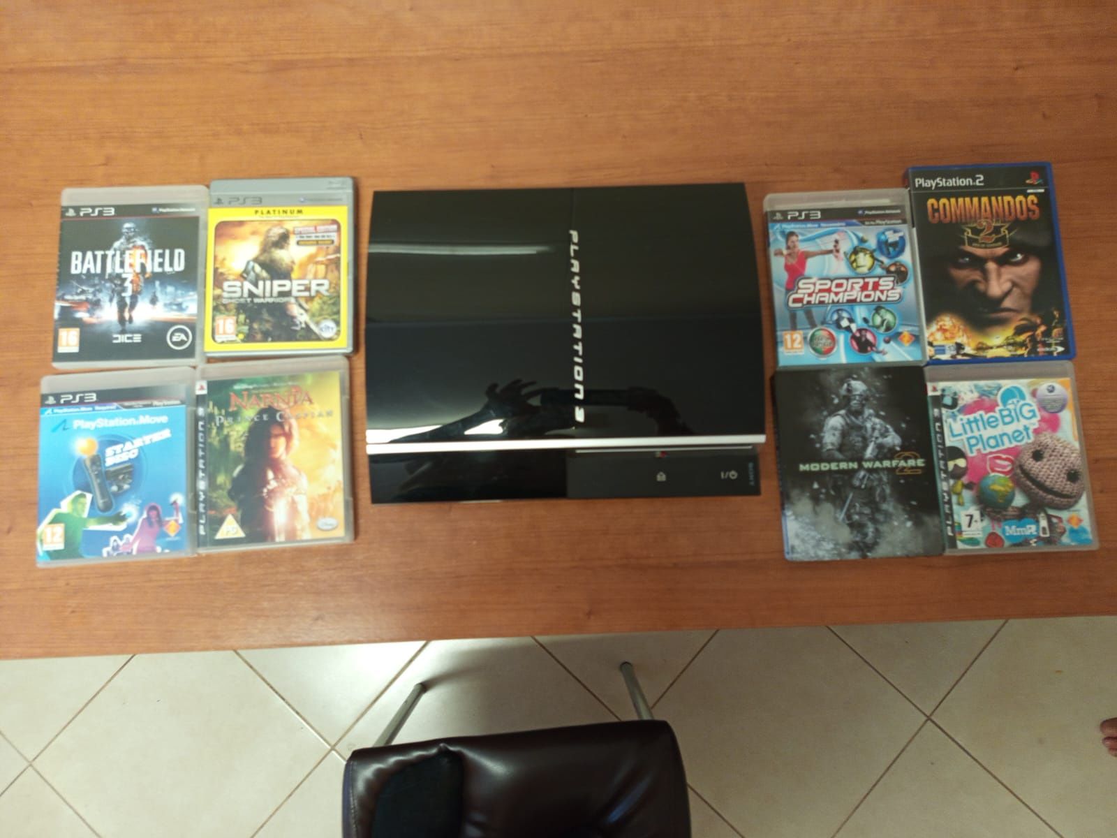 PlayStation 3 , inclui 8 jogos , comando e respectivos cabos. 85€