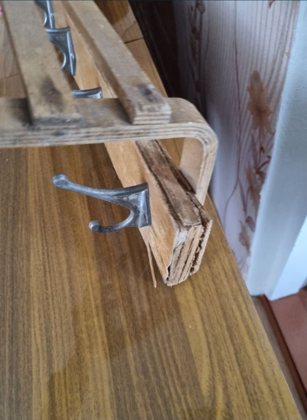 Вешалки металлическая и деревянная с алюминиевыми крючками
