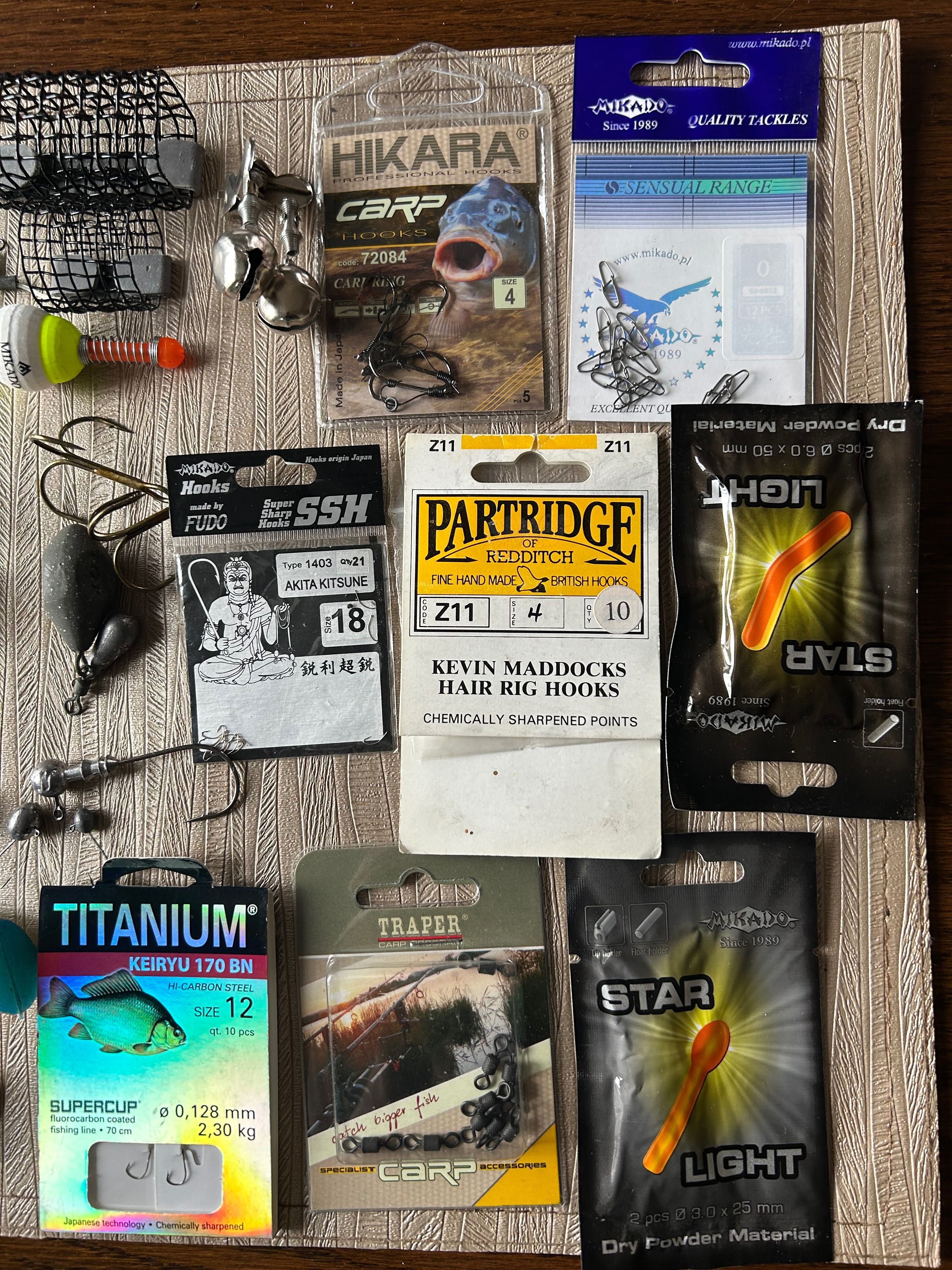 115szt Małe pudełko z drobiazgami wędkarskimi