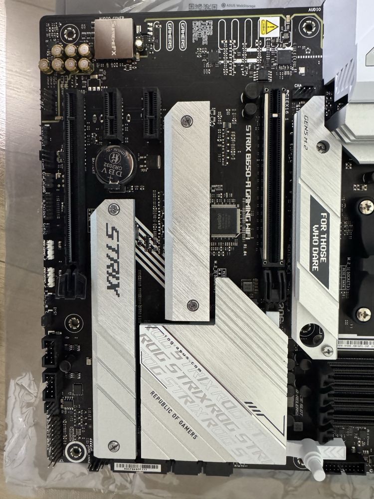 Материнська плата Asus ROG Strix B650-A Gaming WiFi Socket AM5