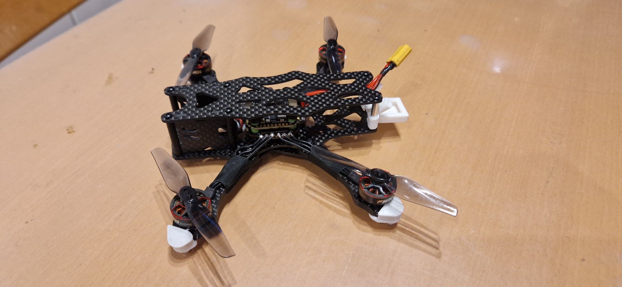 Dron apex 3 tmotor 1404 4-6s 2900kv stack 722
