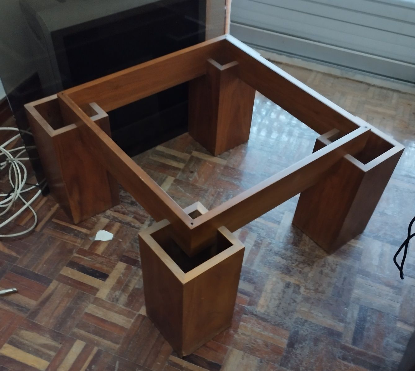Mesa de centro/apoio - base de madeira e tampo de vidro