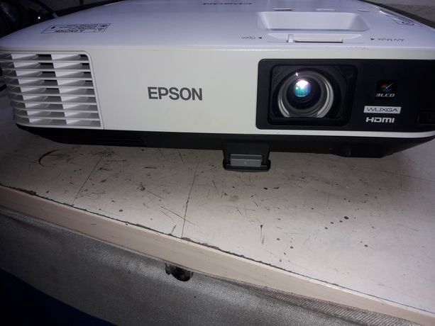 Projektor Epson H620B, uszkodzony.