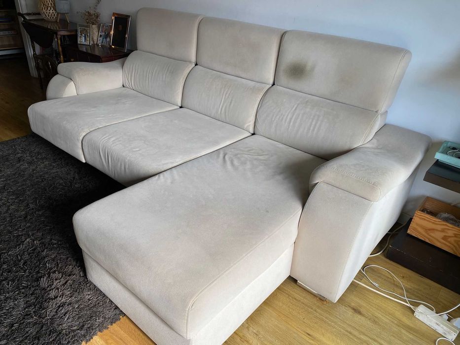 Sofá bege em segunda mão com chaiselongue (apenas no lado esquerdo