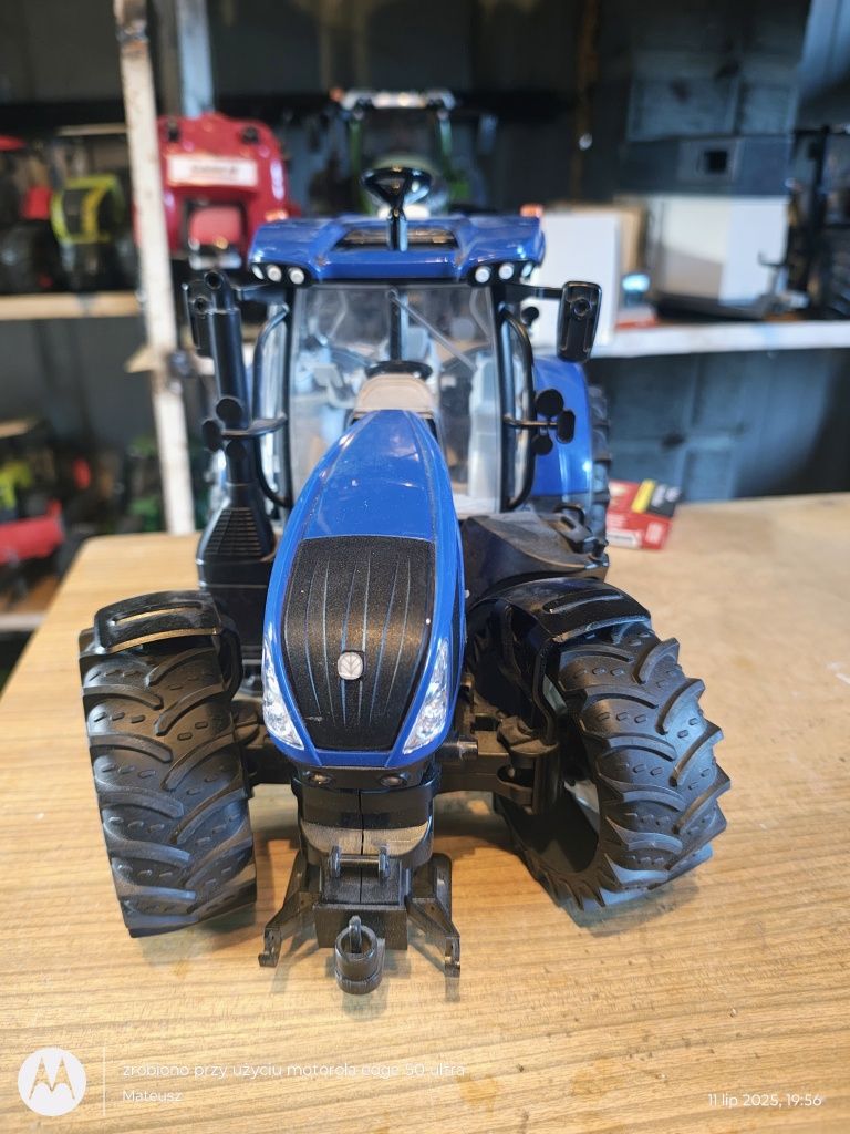 Bruder traktor New Holland