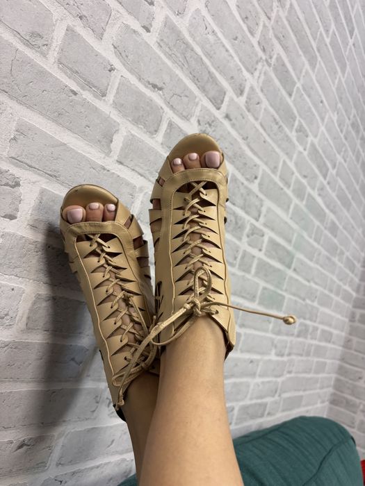 Kazar sandały na obcasie botki peep toe z ażurowym wzorem