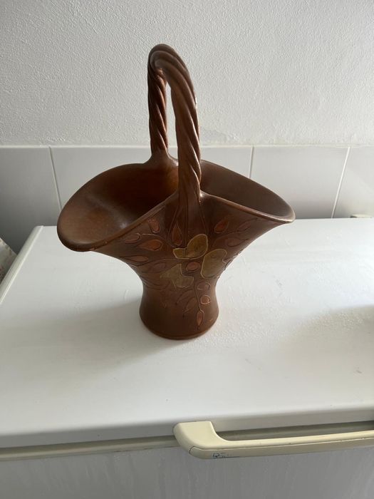 Cesta de loiça decorativa