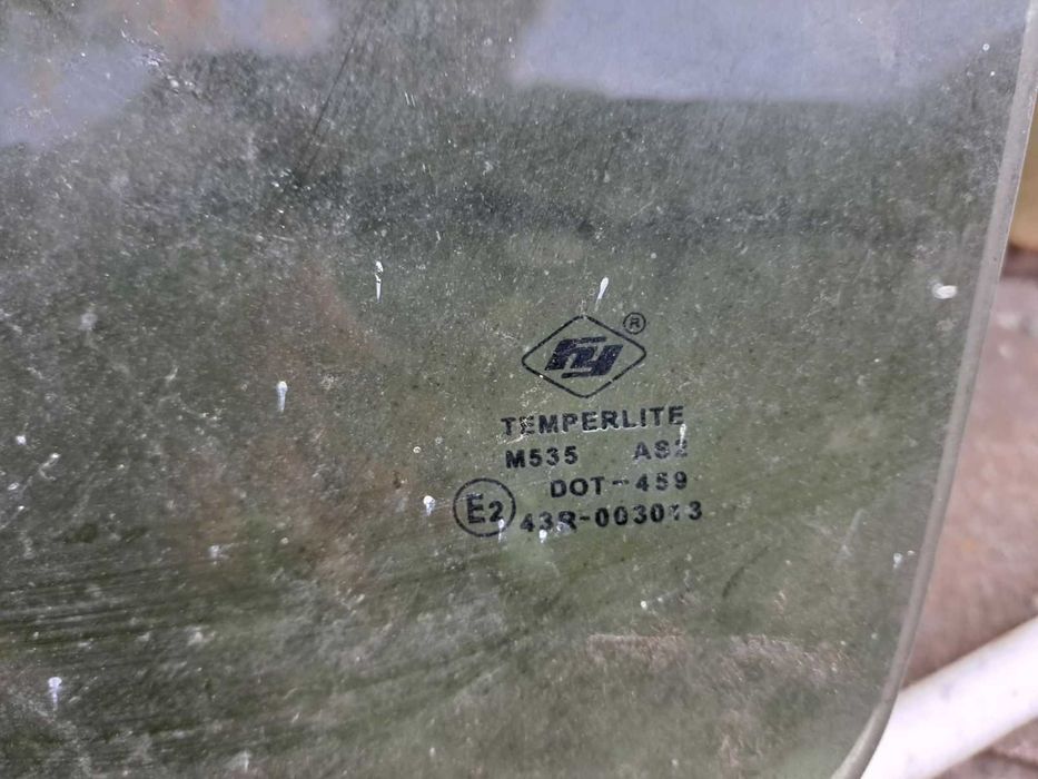 стекло  Mitsubishi Outlander Мітсубісі Аутлендер  2001-2006