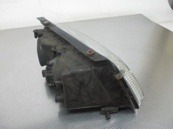 Ótica / farol esquerda VOLKSWAGEN Passat (3B2)