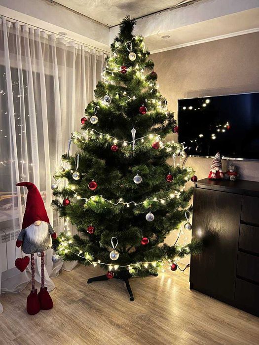 Продам штучну ялинку, 2,1м, 2000грн, Позняки.