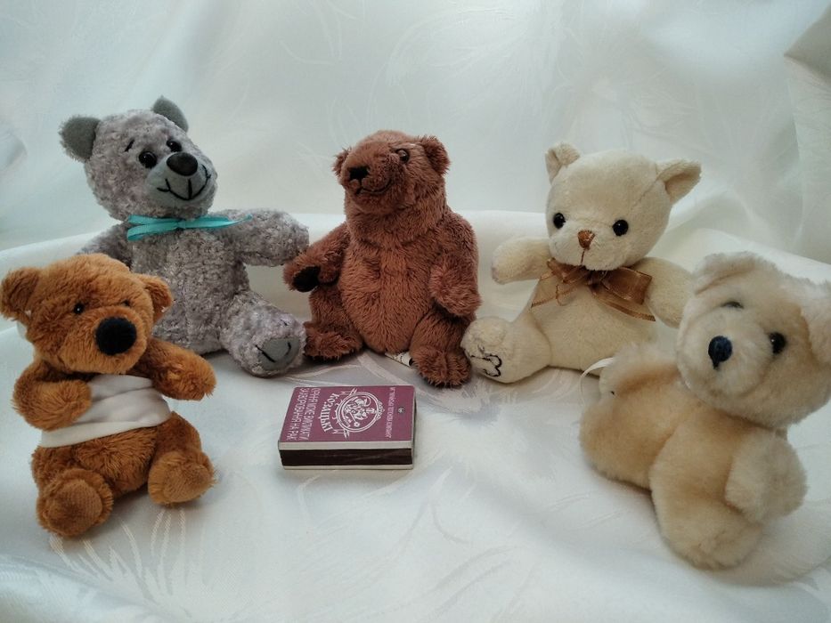 Маленькі іграшки різні багато