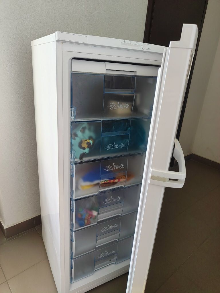 Морозильна камера beko F5210