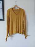 Musztardowy sweter