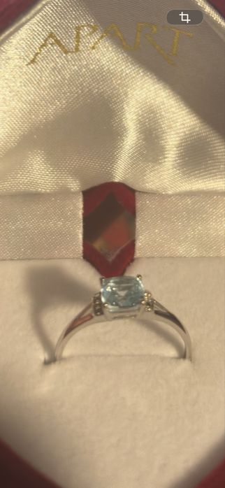 Pierścionek zaręczynowy-Białe złoto, topaz, diamenty po bokach